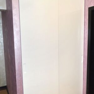Шкаф-купе Hettich с белыми глянцевыми фасадами из крашенного МДФ