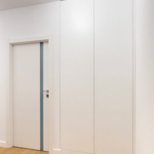 Белый распашной шкаф до потолка без ручек с двумя дверями, встроенный в нишу