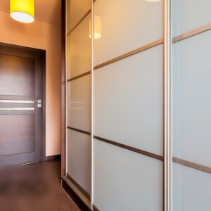 Шкаф-купе в коридор с фасадами из стекла Лакобель с горизонтальными разделениями