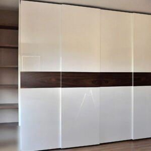Шкаф-купе с раздвижной системой Hettich с фасадами из белого крашенного МДФ и вставками из шпона