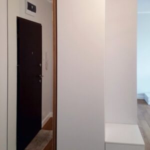 Шкаф для прихожей с большой зеркальной дверью до потолка и обувницей