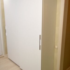 Белый корпусный шкаф-купе с системой раздвижения от Hettich