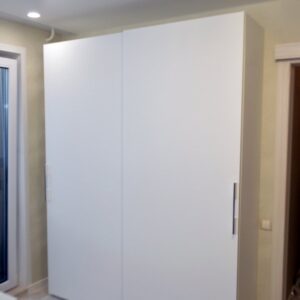 Корпусный шкаф-купе с современной раздвижной системой от Hettich