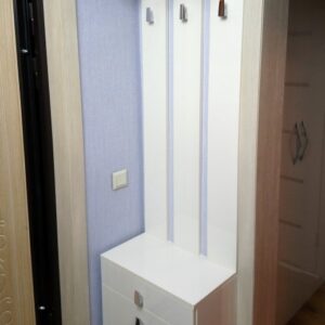 Белая подвесная мебель в прихожую для верхней одежды и тумбы для обуви