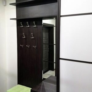 Прихожая с вешалками, мягким салатовым сиденьем, тумбой для обуви, зеркалом и открытой антресолью