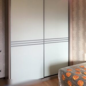 Двухдверный шкаф-купе в спальню с белыми крашеными стеклами Matelac