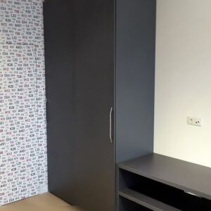 Темно-серый матовый шкаф с системой раздвижения от Hettich