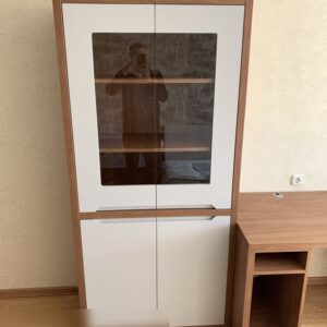 Низкий распашной шкаф-витрина в детскую комнату