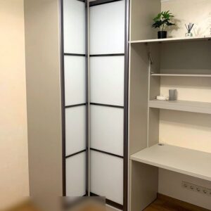 Компактный угловой шкаф-купе с раздвижной и распашной частью