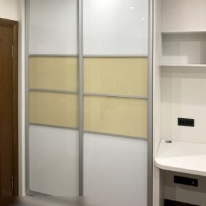 Шкаф-купе в детскую с белыми и желтым стеклом лакобель