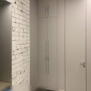 Встроенный узкий шкаф с распашными дверями в прихожую комнату с оригинальными длинными ручками и антресолью