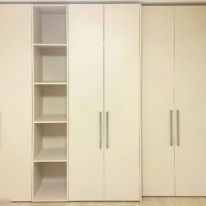 Распашной шкаф для одежды на всю стену в спальне