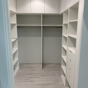 Гардеробная комната с полками, выдвижными ящиками, антресолями и вешалками для верхней одежды