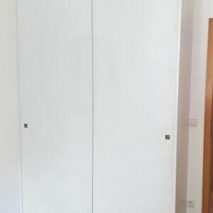 Белый шкаф-купе с системой раздвижения без профиля