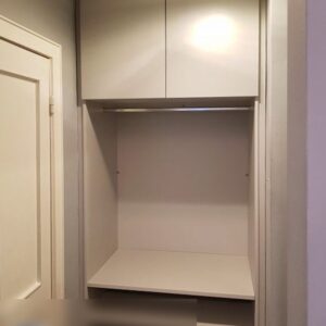 Встроенная в нишу прихожая мебель с открытой вешалкой для верхней одежды, антресолью и открытыми полками для обуви