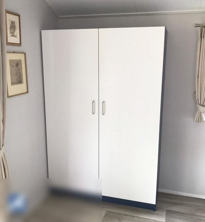 Низкий шкаф для посуды на кухню под скатом крыши в частном доме
