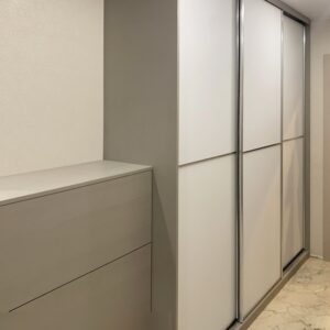 Прихожая со шкафом-купе и большой тумбой для обуви