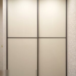 Шкаф-купе с лакобелем и системой раздвижения Modus