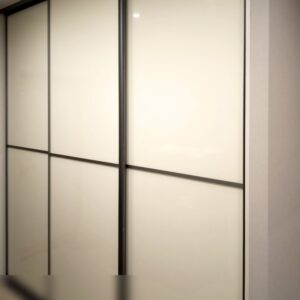 Шкаф-купе с фасадами из лакобеля и системой раздвижения Modus