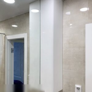 Навесной шкаф и зеркало в ванной комнате