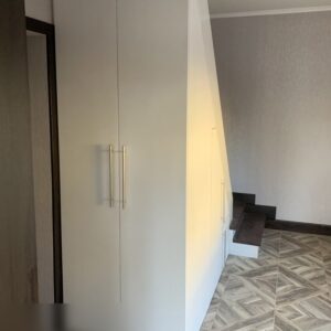 Встроенный шкаф под лестницей в частном загородном доме