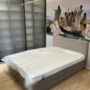 Двуспальная кровать с мягким изголовьем