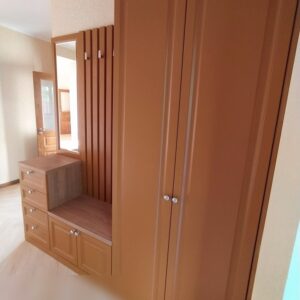 Коричневая мебель для прихожей с распашным шкафом, тумбами, вешалкой из реек и зеркалом