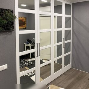 Распашные двери из МДФ крашеного с зеркальными вставками