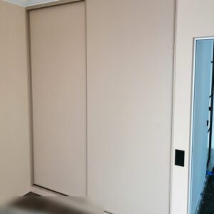 Шкаф-купе из ЛДСП в нишу с системой раздвижения Modus в