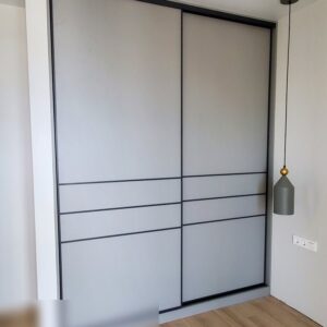 Шкаф-купе с двумя раздвижными дверями в системе Modus в титановой отделке алюминиевого профиля и с заполнением из ЛДСП