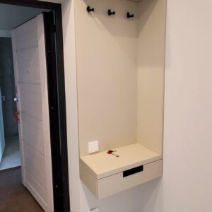 Подвесная тумба с крючками-вешалками в бежевом цвете в прихожую комнату