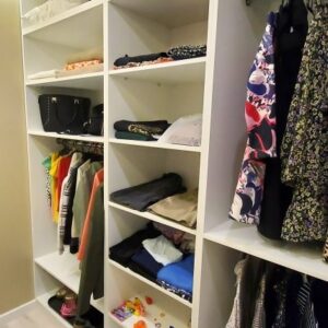 Открытые стеллажи для светлой гардеробной комнаты
