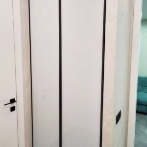 Встроенный в нишу шкаф с распашными дверями из стекла Лакобель