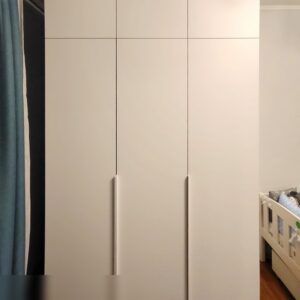 Корпусный белый шкаф из МДФ крашеного с длинными белыми ручками под цвет фасада