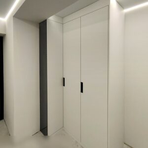 Угловой шкаф в прихожую для одежды с распашными фасадами из крашеного МДФ белого цвета