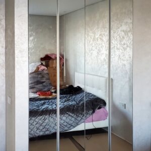 Зеркальный шкаф в спальне