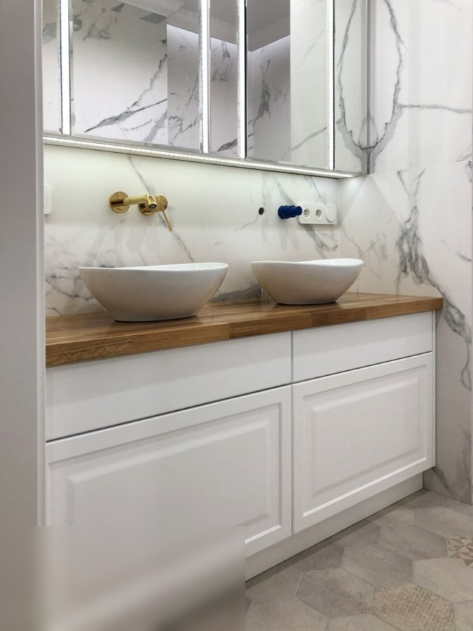 Белая тумба в классическом стиле и зеркальный подвесной шкаф с подсветкой для ванной комнаты — изображение 2