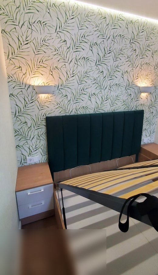 Шкаф-перегородка для спальни, двуспальная кровать с нишей для хранения и подвесные тумбочки — изображение 2