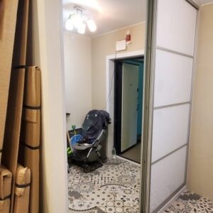 Встроенный шкаф-купе белого цвета с зеркалом в прихожую