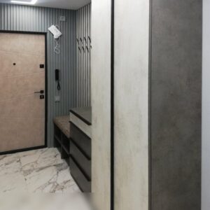 Комплект мебели для прихожей в узкий коридор из шкафа-купе, комода с зеркалом, мягкого сиденья с отсеком под обувь и вешалками