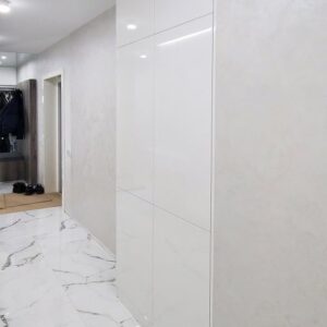 Белый глянцевый распашной шкаф в коридор прихожей с корпусом и фасадами из крашеного МДФ с открытием створок от нажатия
