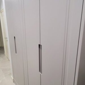 Распашной шкаф для прихожей до потолка в классическом стиле из МДФ, окрашенного в RAL 7047, с интегрированными ручками