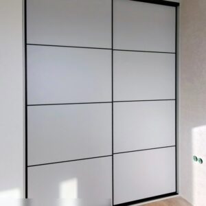 Шкафы-купе в системе раздвижения от Modus с черным профилем и наполнением из серого перламутрового ЛДСП Egger