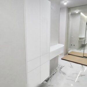 Подвесная белая мебель в коридор прихожей из крашеного МДФ с распашным шкафом и консольным столиком с защитной столешницей из крашеного закаленного стекла