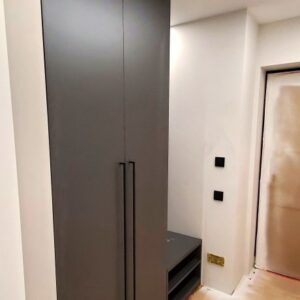 Мебель в прихожую с распашным шкафом, тумбой для обуви и открытой зоной с крючками для верхней одежды