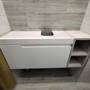 Подвесная тумба в ванную комнату с одним выдвижным ящиком и открытыми полками для хранения