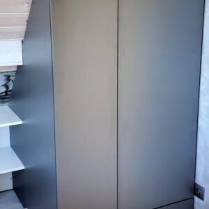 Скошенный шкаф на мансарде для рационального использования пространства