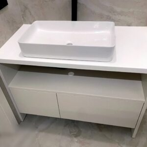 Напольная тумба с белыми фасадами из крашеного МДФ в RAL 9010 матовый