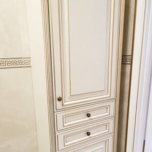 Пенал в ванную в классическом стиле с крашеными МДФ фасадами RAL 9010 с золотой патиной, пилястрами и декоративными элементами