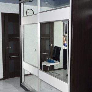 Шкаф-купе с комбинированными фасадами из зеркала и ЛДСП